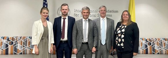 Голова НАЗК Олександр Новіков обговорив питання фінансування політичних партій в Україні з президентом IFES Ентоні Банбурі