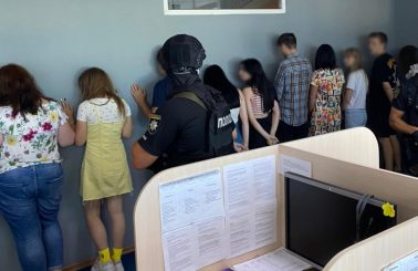 Завдяки свідченням працівників НАЗК особи, які шантажували декларантів та представлялися посадовцями НАЗК, викриті й заарештовані поліцією