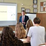 Голова НАЗК Олександр Новіков провів урок для старшокласників у День знань Голова НАЗК Олександр Новіков провів урок для старшокласників у День знань