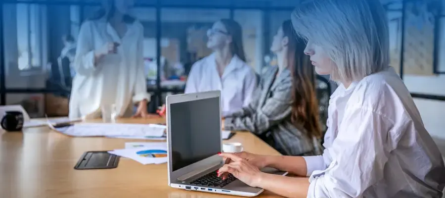 7bec63e04278d0a3d829bee4e1ff1453e3671406bffabcf37ffea69bd35227cf-900x400